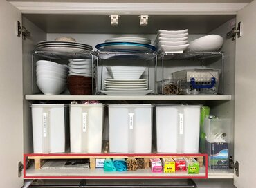スノコやつっぱり棒を活用！扉裏やつり戸棚の数センチのスペースも収納に