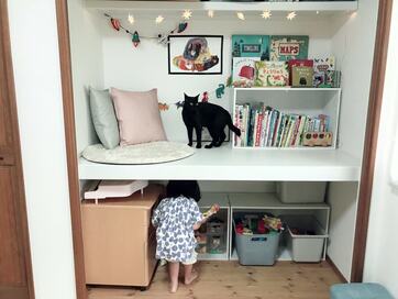 押し入れを絵本スペースに工具ナシDIY。4畳和室が大人のくつろぎの場になるオマケも