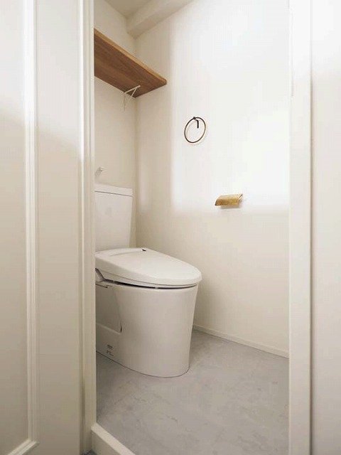 LDKの床と壁と同じ仕様のトイレ