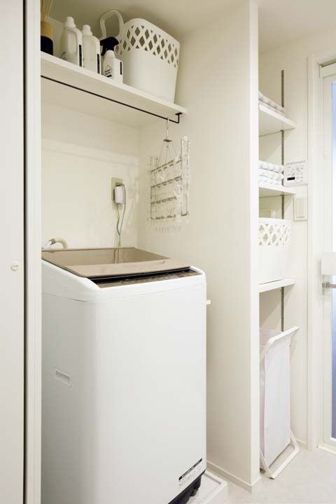 洗面台の背面に設置した洗濯コーナー