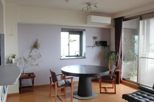 塗装する前のリビングの壁