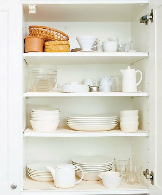 食器棚に並ぶ白い食器
