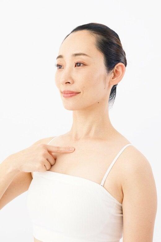 鎖骨中央下、せんきのツボを押す動作