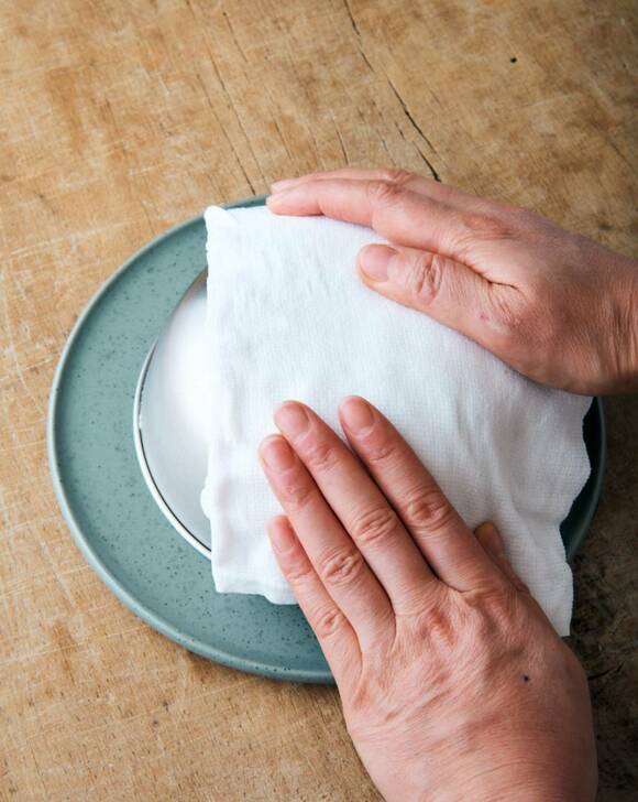 温めたふきんで全体を包む