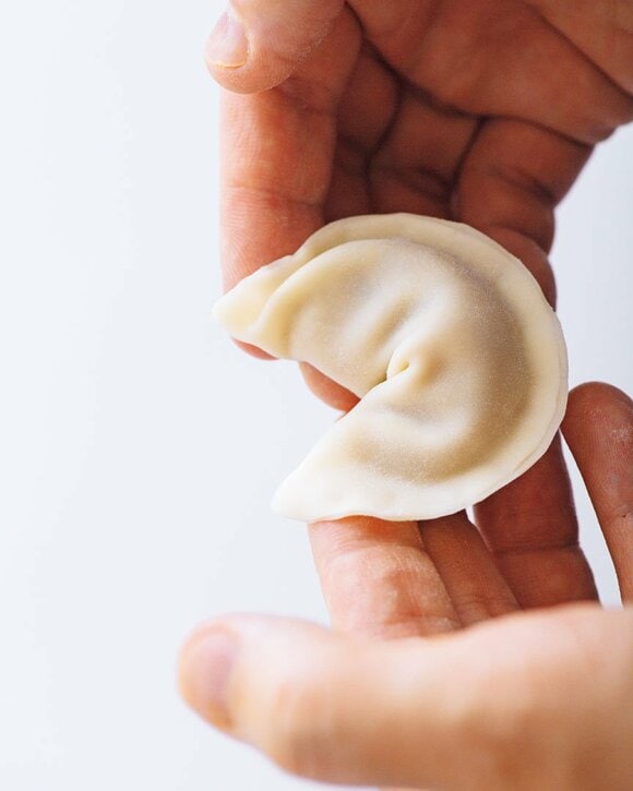 ギョーザを持つ様子