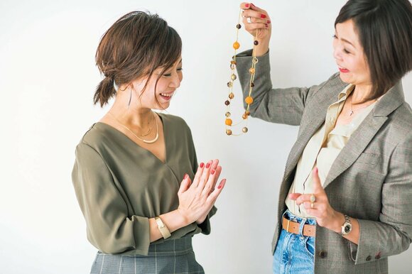 女性二人ネックレスを見てる