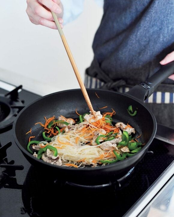 肉野菜炒めの調理の様子