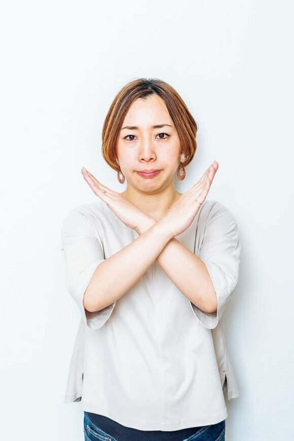 バツ印の女性