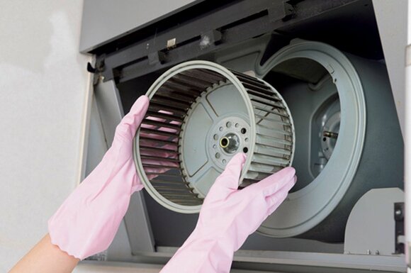 外せる部分はすべて外してこびりつき汚れを落とす