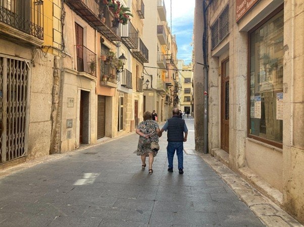 街中を腕を組んで歩く老夫婦