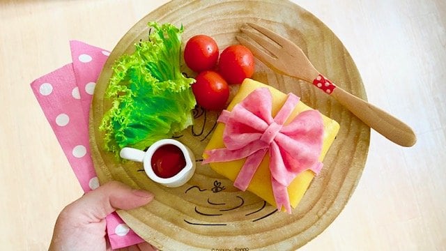 ハムリボンで飾りつけたオムライス