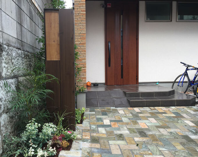 玄関脇の機能門柱の前に緑のスペースをつくる