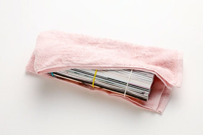 タオルの中に雑誌