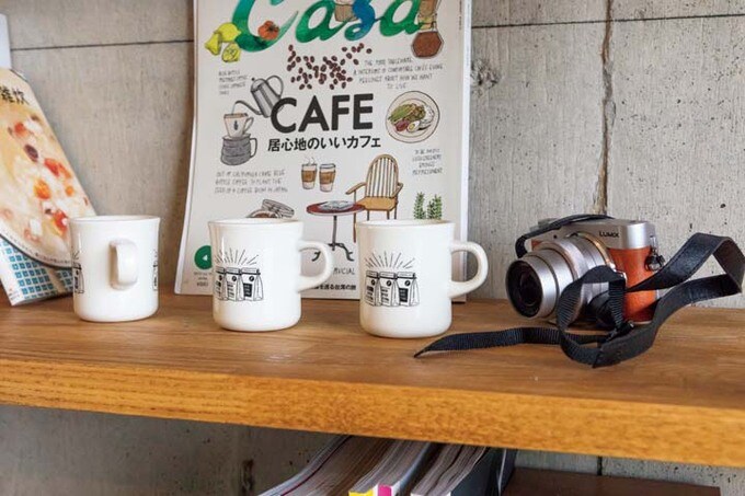 雑誌やカメラ、雑貨を飾った棚