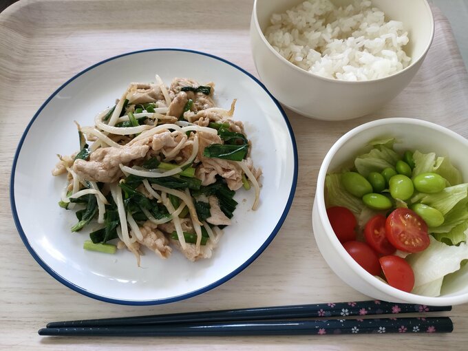 メニュー:豚コマ&ニラモヤシの焼肉ダレ炒め/枝豆・ミニトマトとレタスのサラダ