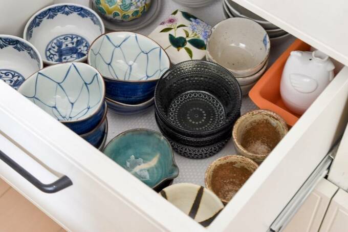 引き出しに茶碗など
