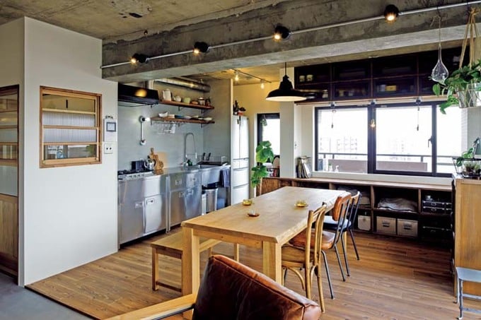 ステンレスの業務用キッチンを採用したダイニングキッチン