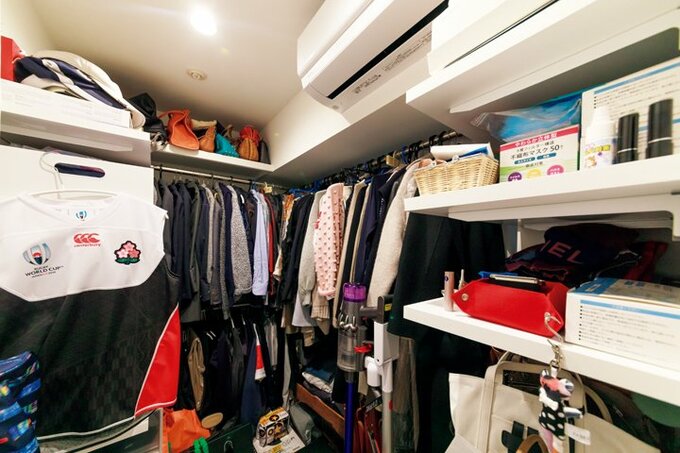 ウォークインクローゼットの内部