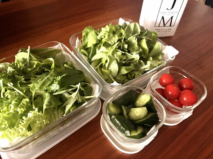 ガラス容器に入れたサラダ用の野菜