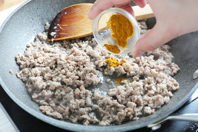 ひき肉を炒める