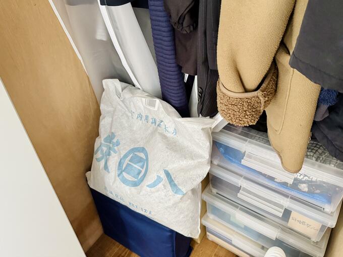 クローゼットに除湿剤を置く