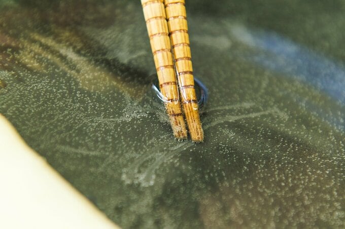 箸で油の温度を確かめる