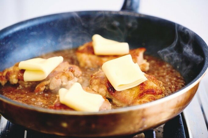 鶏肉の上にチーズをのせる様子