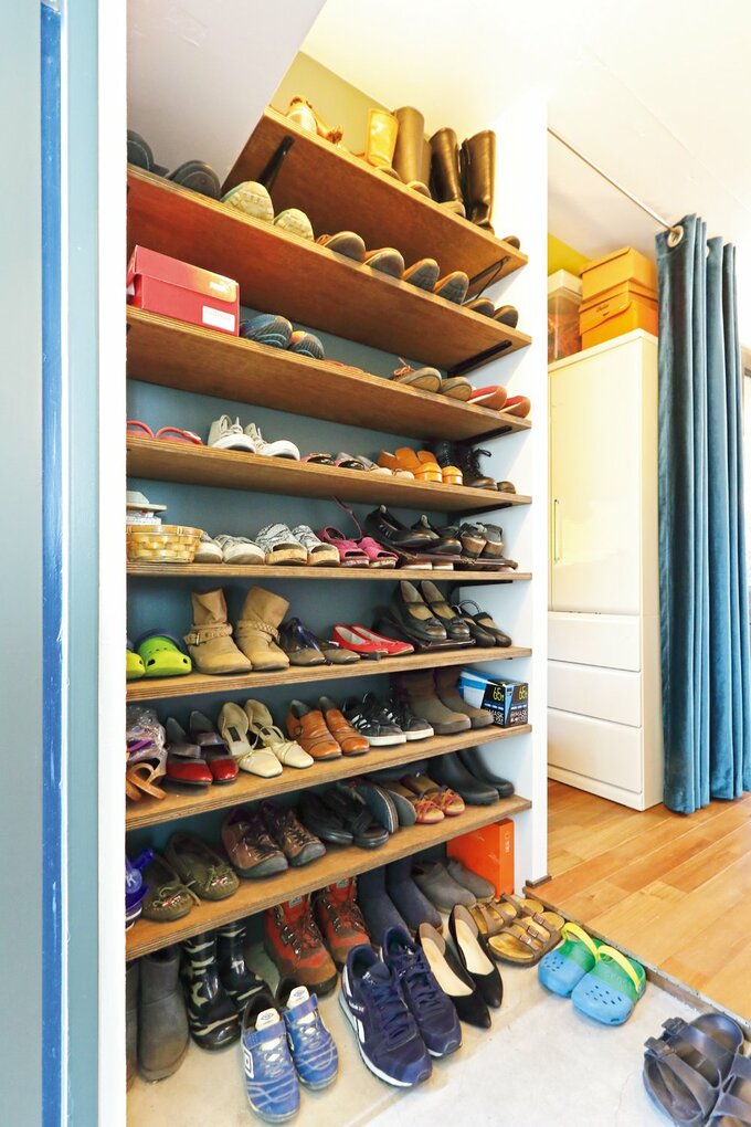 天井まであるオープンな靴収納