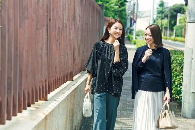 話す女性2人