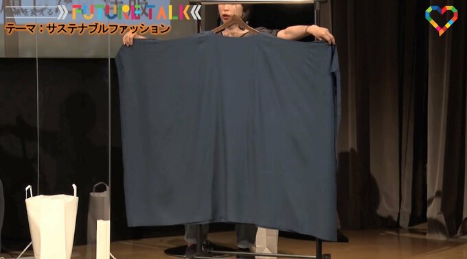 服を広げる女性