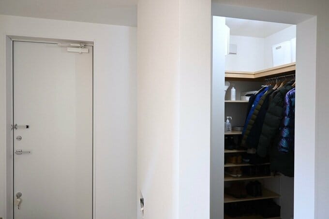 玄関ドアとシュークローゼット