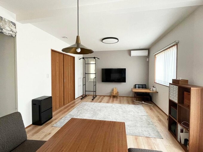 キッチンからリビングを見る