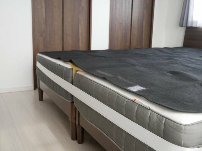 マットレスの上に除湿シートを敷いた様子