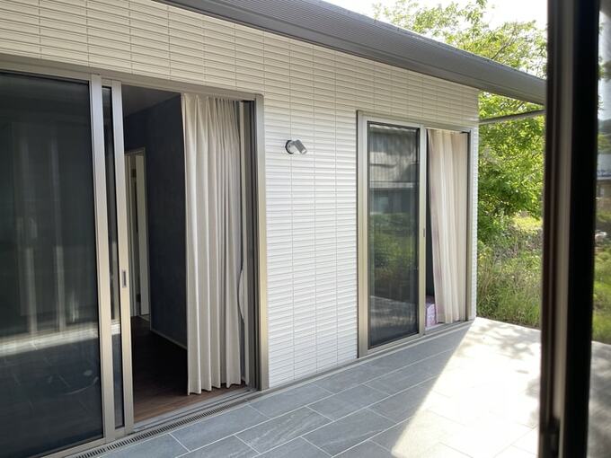 中庭で各部屋とつながるリビングの窓