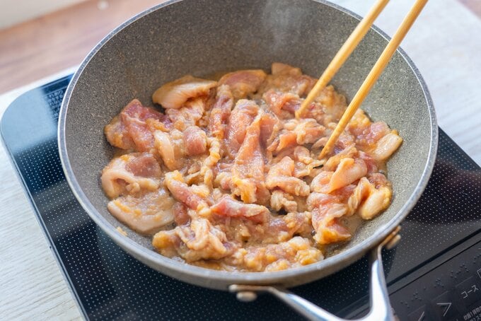 フライパンに油を中火で熱し、（ 2 ）の豚肉を炒める。