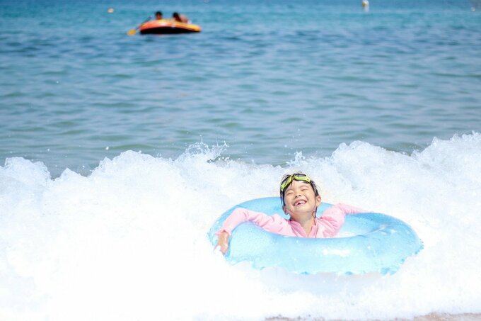 海で浮き輪を使って遊ぶシーン