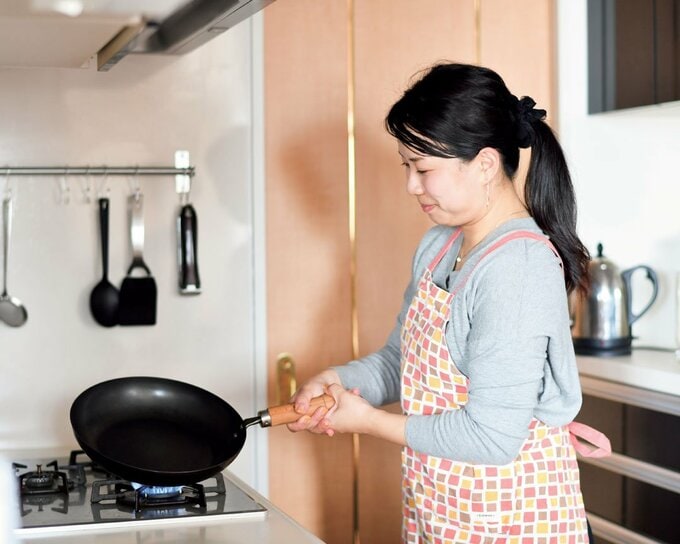 フライパンを持つ女性