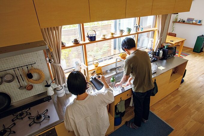 壁付けのワイドなI型キッチン