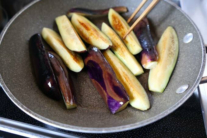 フライパンでナスを焼く様子