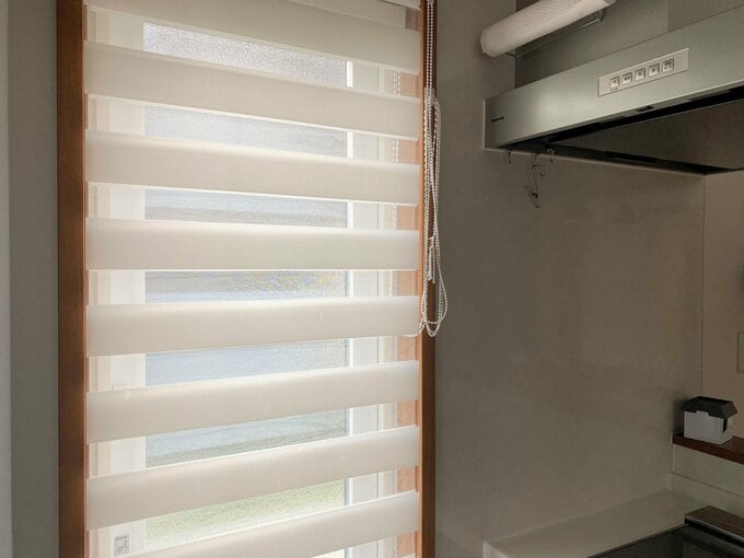 勝手口には調光ロールスクリーンを設置