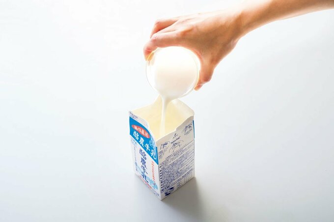 牛乳パックに液体を入れる様子