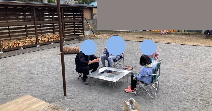 庭で遊ぶ子どもたち