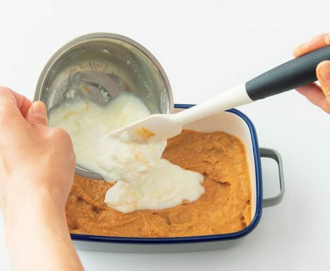 みそにヨーグルトを入れる様子