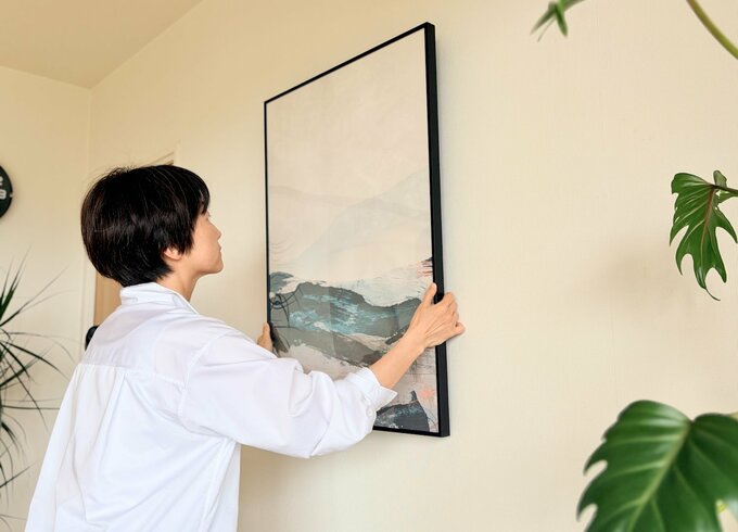 絵を飾るあさおかさん