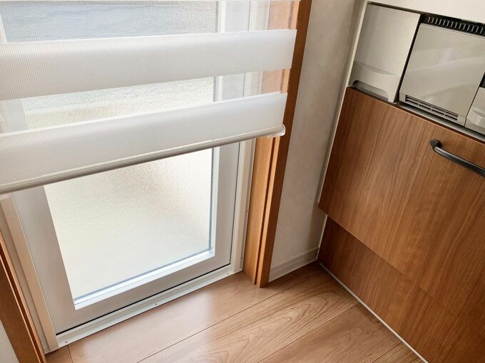 勝手口のドアは窓よりも大きいので、外の光がたくさん入る