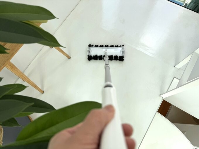 床をモップ掛けしている様子