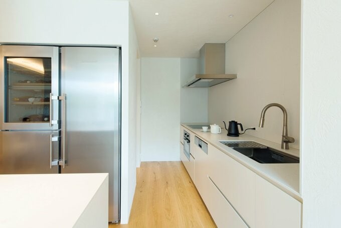 壁を撤去してダイニングとひと続きにしたキッチン