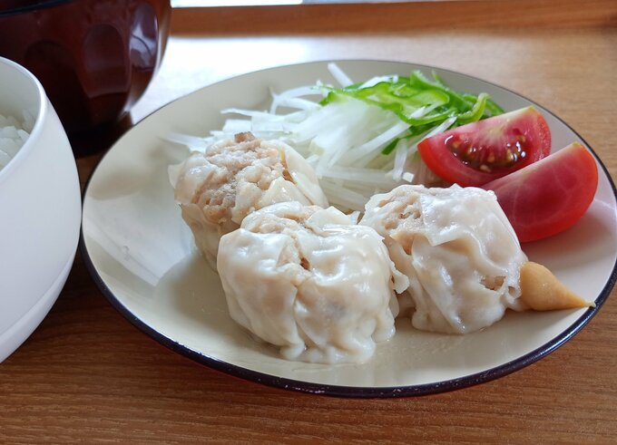 冷凍シューマイを盛りつけたところ。チンするだけでメイン料理が完成