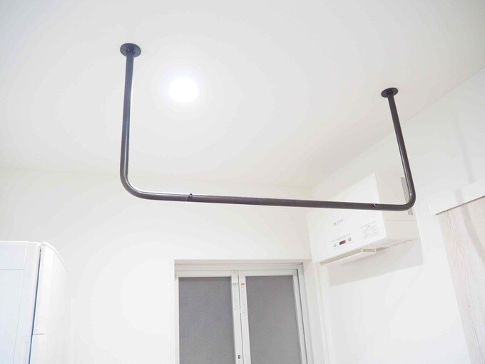 洗面所にあるブラックの天つりハンガー