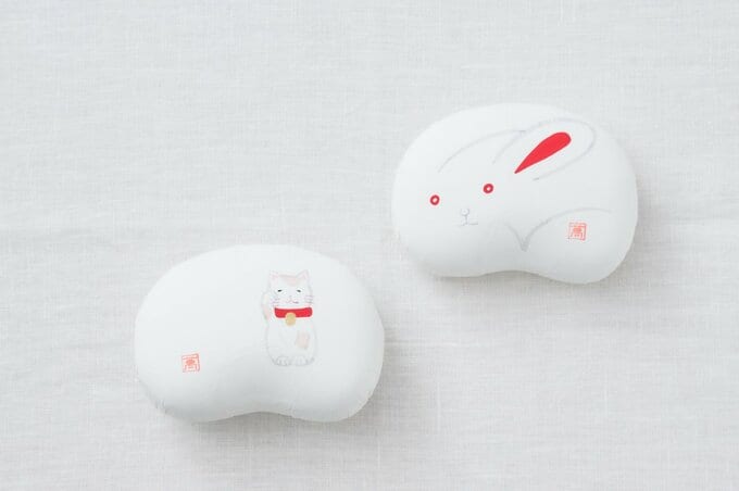 うさぎの豆箱・黒豆しょこら(右)￥1296、招き猫の豆箱・紅白豆(左)￥1080